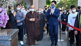 弔唁星雲法師少見中國信徒？蔣萬安：持開放態度台北市長蔣萬安（前左3）12日前往佛光山弔唁星雲法師，針對媒體詢問弔唁星雲法師人潮眾多，但似乎少見來自中國者，蔣萬安表示，希望基於人道讓各界都能來表達哀悼之意，「這部分應抱持開放態度」。（佛光山提供）中央社記者蔡孟妤傳真  112年2月12日