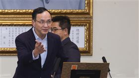 朱立倫主持國民黨中常會國民黨15日下午在中央黨部舉行中常會，由黨主席朱立倫（前）主持。中央社記者謝佳璋攝  112年3月15日