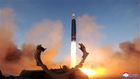 北韓16日試射的是「火星-17」洲際彈道飛彈。北韓試射短程彈道飛彈 金正恩下令加強實戰演練（圖／翻攝自KCNA北韓中央通信社）