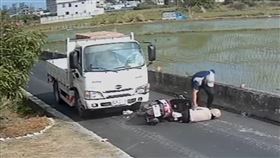 產業道路貨車.機車對撞 騎士倒地不起