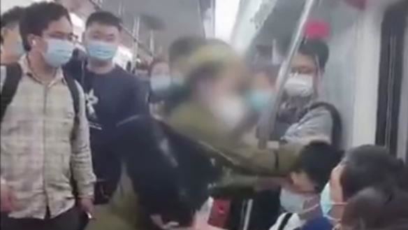 軍服女為座位暴走　怒嗆「男人必須站著」