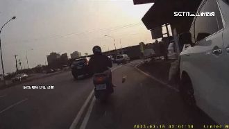 汽車買檳榔佔機車道　騎士按喇叭慘遭丟杯