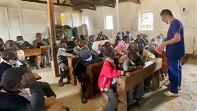 遭本土牙醫批譁眾取寵　國際牙醫：我們用行動證明