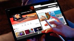Lenovo Tab P11（第2代）可同時開啟兩個視窗，搭配附贈的Lenovo Precision Pen 2（2023）實現手寫註記與繪圖功能。（圖／品牌業者提供）