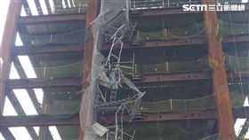 台北市忠孝東路二段工地發生意外，工人與鋼樑一同墜落。（圖／翻攝畫面）