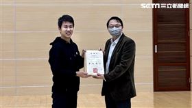 健談（7641）與輔仁大學服務設計研究中心簽訂產學合作計畫，助提高與同業差異化與競爭力。圖左為總經理林鈺軒、圖右為輔仁大學顧宜錚教授。（圖／健談提供）