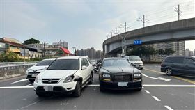 ▲新北市淡水淡金路一段、濱海路口17日下午發生一起車禍，一名女駕駛不慎與在路口停等號誌一輛勞斯萊斯「鬼魅」(Ghost)擦撞，2車都受損，幸好人都平安。勞斯萊斯「鬼魅」要價不斐，這一撞，維修費用估計要250萬。（圖／翻攝畫面）