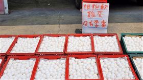 有網友在路旁看到有人曬12籃雞蛋。（圖／翻攝自路上觀察學院 臉書）