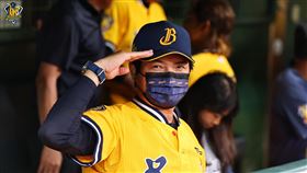 中信兄弟總教練林威助向張育成敬禮。（圖／中信兄弟提供）