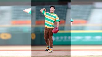 立正、敬禮！張育成為中職熱身賽開出好球