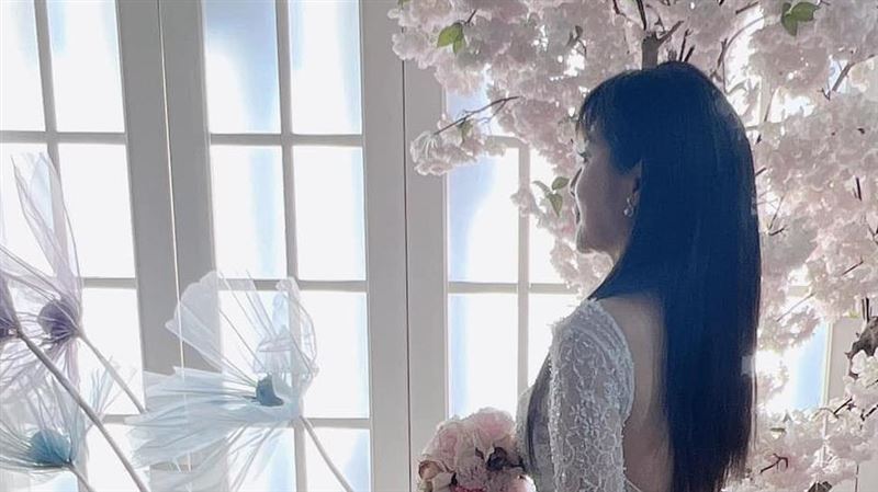 54歲王彩樺披白紗激裸春光　甜喊我結婚了