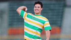 經典賽台灣隊四番張育成獲邀替中職熱身賽開球。（圖／台鋼雄鷹提供）