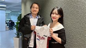 ▲樂天桃猿領隊浦韋青親自到韓國和李多慧接觸。（圖／樂天桃猿球團提供）