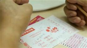 中國一名男子委託表弟領中獎彩券，結果竟被獨吞。（圖／翻攝自微博）