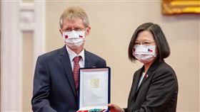 蔡英文追贈捷克共和國故參議長柯佳洛「特種大綬卿雲勳章」暨與現任參議長韋德齊會談。（圖／總統府提供）