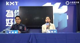 國民黨祕書長黃健庭召開記者會宣布即日起黨中央選策會中止運作。（圖／翻攝YT）