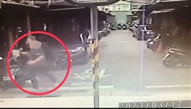 前AV導演圤智雨17日下午兩點多在延平北路五段的家門口遭到陌生男子拿球棒毆打。（圖／記者李依璇翻攝）