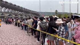 搶賣BLACKPINK商品　場邊整排黃牛打游擊擺攤(圖/林昱孜攝影)
