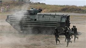 海軍陸戰隊實戰化操演（1）國軍12日在高雄左營進行112年春節加強戰備訓練，海軍陸戰隊進行實戰化操演，出動AAV-7兩棲突擊車。中央社記者裴禛攝  112年1月12日