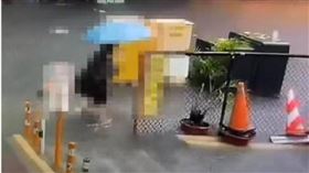 ▲2021年7月高雄市一名女子雨中涉水經過停車場，因路燈漏電慘遭電死。（圖／翻攝照片）