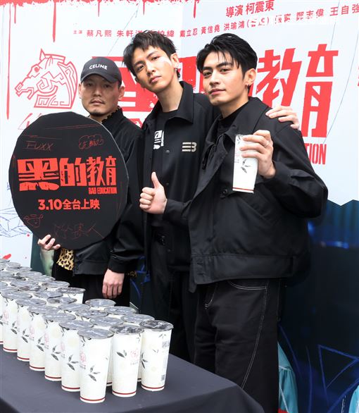 導演柯震東、宋柏緯、春風出席「黑的教育」「珍紅」感謝會。（記者邱榮吉/攝影）