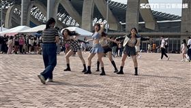 ▲BLACKPINK粉絲為了應援偶像，在場外賣力舞蹈引圍觀。（圖／記者楊雅芸攝影）