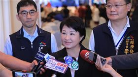 國民黨選策會終止運作  盧秀燕：肯定從善如流台中市長盧秀燕（中）18日針對國民黨中央選策會終止運作一事表示，基本上是好的方向，雖然做錯事，但國民黨主席朱立倫及黨中央能聽見外界的聲音，從善如流，還是要給予肯定。中央社記者郝雪卿攝  112年3月18日