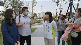 台中市議員謝家宜會勘機捷特區，要求增設公車停靠站點。（謝家宜服務處提供）