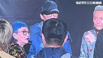 張小燕哭了！大咖相伴低調現身草蜢演唱會