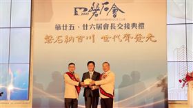 磐石會於今日林酒店舉辦「2023年第26屆會長交接典禮」，交接大會由總統府林佳龍秘書長出席擔任監交人，原任會長鄭國烟交棒給新任會長林正雄。圖左為前會長鄭國烟、圖中為總統府秘書長林佳龍、圖右為新任會長林正雄。（圖／磐石會提供）