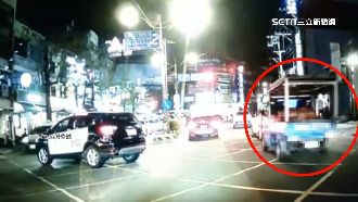 發財車追撞警車　駕駛驚嚇下車急解釋