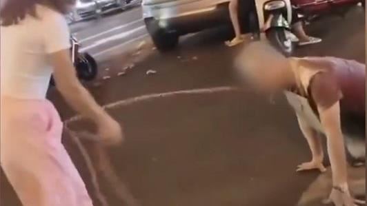 男當街學狗爬！她用鐵鍊拴脖抽打　原因曝