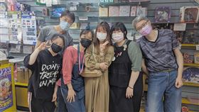 台中捷比漫畫便利屋有人接手。送花，合照。（圖／翻攝捷比漫畫粉專）