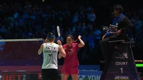 安洗瑩賽後脫下頭帶和戴資穎交換。(圖／翻攝自全英賽推特)
