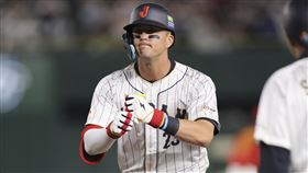 ▲經典賽日本隊選手努特巴爾（Lars Nootbaar）做出轉胡椒罐手勢後引發話題。（圖／美聯社／達志影像）