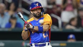 ▲經典賽委內瑞拉奧圖維（Jose Altuve）被觸身球打中右手傷退。（圖／美聯社／達志影像）