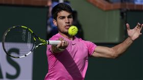 ▲西班牙好手艾卡拉茲（Carlos Alcaraz）闖印地安泉網賽決賽，將對決梅迪維夫（Daniil Medvedev），如果獲勝將可重返世界球王寶座。（圖／美聯社／達志影像）