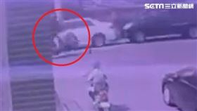 大里一對夫妻騎機車壓到人孔蓋，當場摔車。（圖／翻攝畫面）