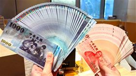 台幣 新台幣 千元 百元 薪水 鈔票 財運 錢 紙鈔　領錢　數鈔,點鈔,發大財,賺錢,算錢,現金 （圖／記者戴玉翔攝影）