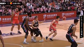 鋼鐵人後衛陳又瑋疑似踩到隊友後，左腳扭傷退場。（圖／擷取自PLG聯盟YT頻道）