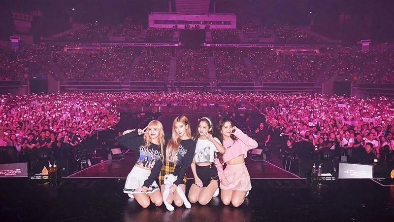 Jennie唱到哭了！萬人「燈海」驚喜哽咽