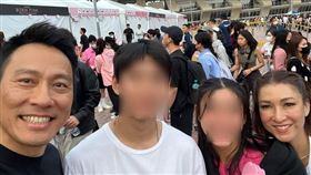 艾力克斯一家人18日到高雄看BLACKPINK演唱會。（圖／翻攝艾力克斯臉書）