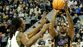 ▲上半場結束雲豹以44：51落後英熊，而霍華德貢獻（Dwight Howard）18分15籃板。（圖／桃園永豐雲豹提供）