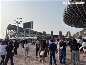 BLACKPINK演唱會第二日即將開唱，人潮依舊眾多。（圖／記者楊雅芸攝影）