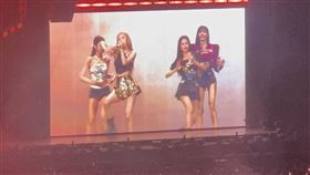 BLACKPINK換上第二套服裝勁歌熱舞。（圖／讀者提供）