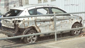 獨／台中報廢車布滿彈孔　民眾路過嚇一跳