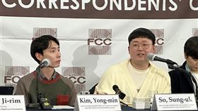 韓國同性夫夫為性少數爭權  期盼撥雲見彩虹韓國同性伴侶蘇晟旭（左2）、金龍敏（左1）14日出席外媒座談會。中央社記者廖禹揚首爾攝  112年3月19日