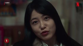 辛睿恩在劇中用電棒捲霸凌人。（圖／翻攝自Netflixkr IG）