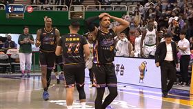 從英熊借將來雲豹的新秀呂蔡瑜倫脫稿出手，讓艾夫伯、霍華德都傻眼。（圖／擷取自T1聯盟YT頻道）