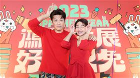 陳志強（左）和曾智希（右）拚兔寶寶。